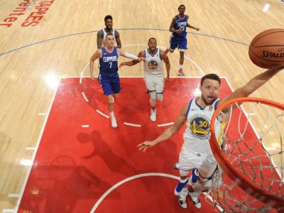 Golden State s víťazstvom na palubovke LA Clippers, 45 bodov Curryho za 29 minút