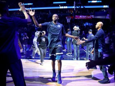 Suverénni Golden State Warriors opäť víťazne, Cleveland s debaklom v Minnesote