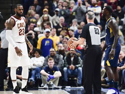 Cleveland prišiel o 22-bodový náskok s Indianou, L. James sa nechal vyprovokovať