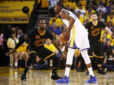 VIDEO Durant znova pretlačil v súboji šampiónov Jamesa