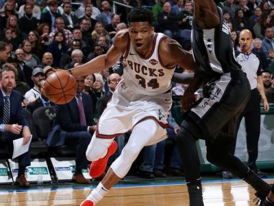 Antetokunmpov 40-bodový návrat, Philadelphia zlomila štrnásťročné prekliatie v San Antoniu