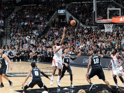Houston vyhral v San Antoniu, víťazná premiéra Griffina v Detroite