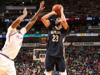 Houston s 11. víťazstvom v sérii, výborný výkon A. Davisa