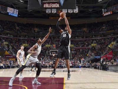 Cleveland neuspel so San Antoniom, Houston s 12. víťazstvom v sérii