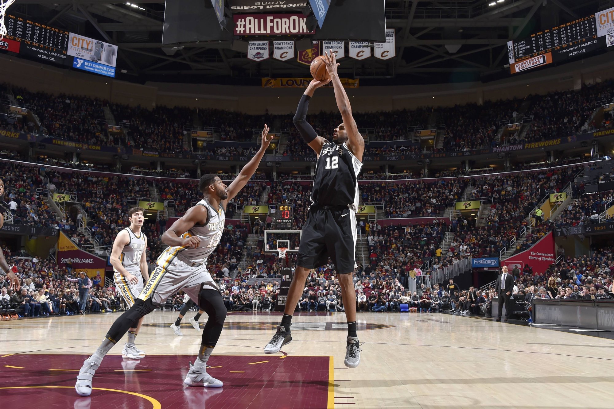 Cleveland neuspel so San Antoniom, Houston s 12. víťazstvom v sérii