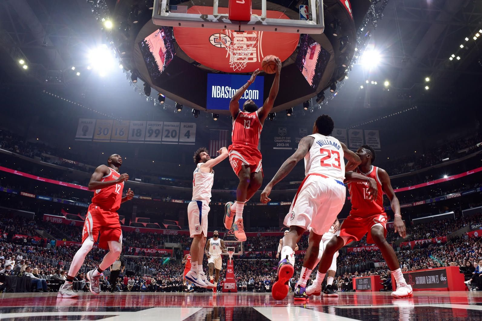 Houston vyrovnal svoju rekordnú víťaznú sériu, darilo sa aj Bostonu a Golden State