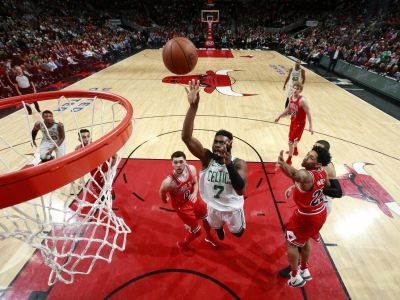 Víťazstvá Clevelandu a Bostonu, 14. prehra Memphisu v sérii