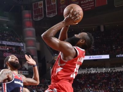 Cleveland v šlágri zdolal Toronto, víťazstvá Houstonu aj Golden State