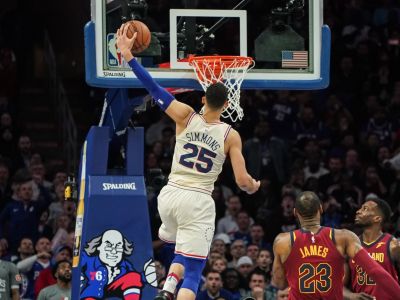 LeBronov triple-double zatienil Ben Simmons, Cleveland prišiel o tretiu priečku na Východe