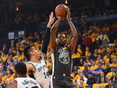 Golden State doma 100-percentný, Miami vyrovnalo sériu vo Philadelphii
