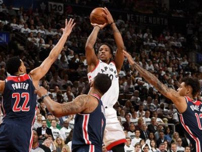 Boston a Toronto doma bez chyby, New Orleans opäť dobylo Portland
