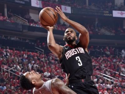 Houston víťazne aj v druhom zápase, Cleveland a Utah vyrovnali, 46-bodový L. James