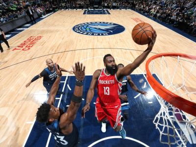 Houston zdemoloval Minnesotu 50 bodmi v tretej štvrtine a je krok od postupu