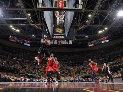 LeBronov Cleveland do konferenčného finále, Philadelphia sa snaží o historický obrat proti Bostonu