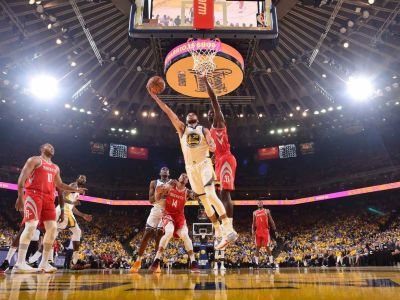 Hráči Golden State rekordne o 41 bodov deklasovali Houston a prekonali domácu sériu Chicaga