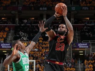 Cleveland doma opäť úspešný, LeBron pokoril ďalší rekord