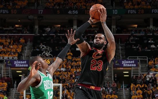 Cleveland doma opäť úspešný, LeBron pokoril ďalší rekord