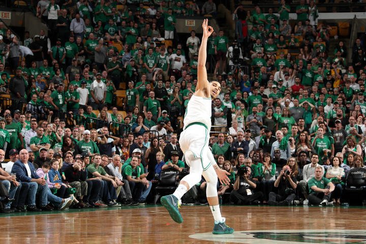 Boston doma nedal šancu Clevelandu a je krok od finále