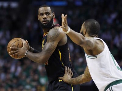 Nad Clevelandom sa zmráka. Dvadsaťročný Tatum zatienil LeBrona a ťahá Boston do finále