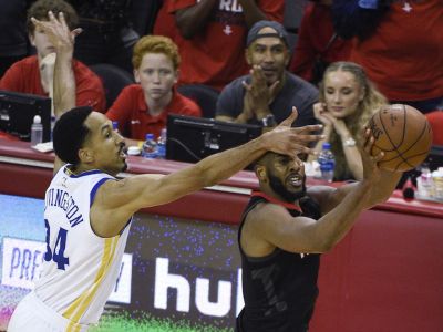 Houston ničí v koncovkách unavených šampiónov, Golden State je krok od vyradenia