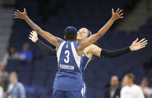 Lynx vyhrali v New Yorku, Storm porazili Sky až po predĺžení