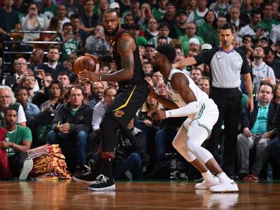 James opäť zvládol zápas číslo 7 a potiahol Cleveland po štvrtý raz do finále