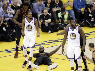 LeBron nastrieľal famóznych 51 bodov, ale aj tak vyhralo prvé finále Golden State