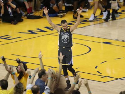 Curry premenil deväť trojok a Golden State rozobralo v druhom finále Cleveland
