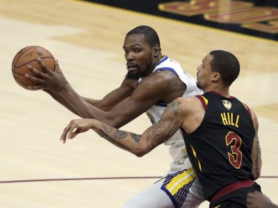Fantastický Durant nastrieľal 43 bodov a Golden State je zápas od titulu