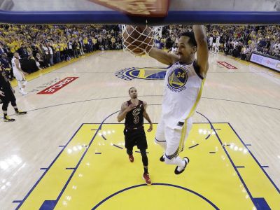 Hrozila mu amputácia nohy, teraz má vo finále NBA takmer stopercentnú streľbu
