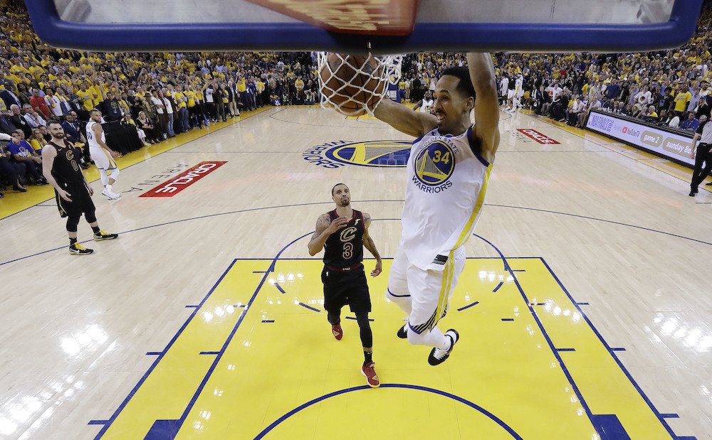 Hrozila mu amputácia nohy, teraz má vo finále NBA takmer stopercentnú streľbu