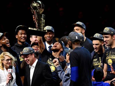 Golden State rozstrieľalo Cleveland a oslavuje tretí titul za štyri roky