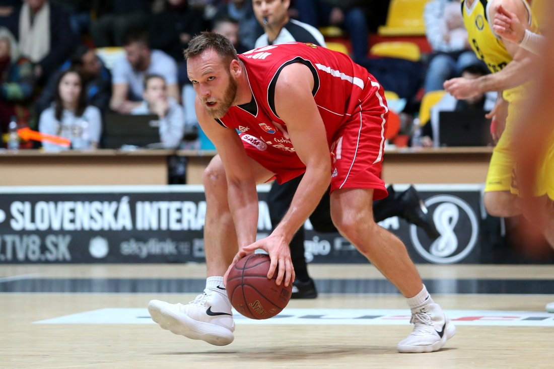 Handlovú posilní center Lukáš Hoferica