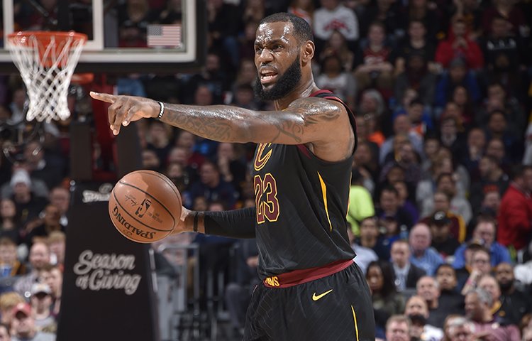 LeBron James je oficiálne hráč LA Lakers, podpísal štvorročný kontrakt