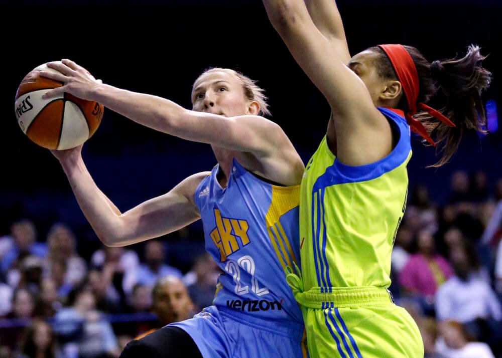 Chicago víťazne, Courtney Vandersloot siedmou hráčkou histórie s triple double