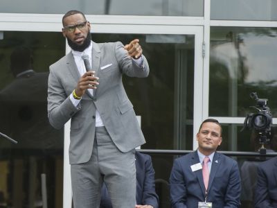 Chýba Lakers kvalita? LeBrona motivuje, že jeho tímu neveria