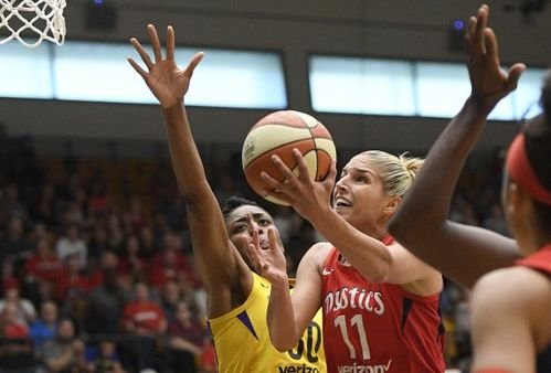 Sparks vypadli v play off s Washingtonom, do semifinále aj Phoenix