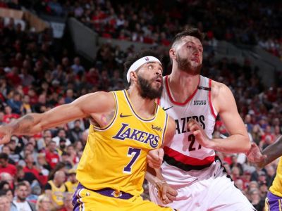 VIDEO: Premiéra Lakers s LeBronom znamenala prehru v Portlande, triple-double Simmonsa