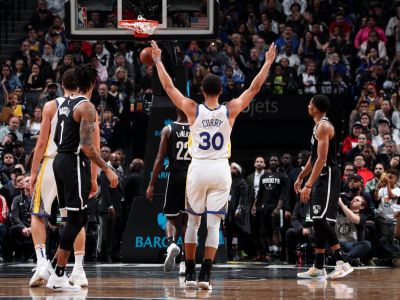 Jeho hra vyzerá ako videohra. Steph Curry sa pripomína a chce ďalšiu cenu MVP NBA