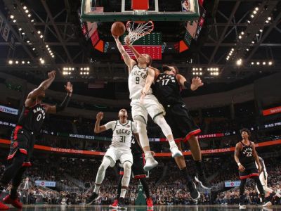 Milwaukee v súboji nezdolaných tímov zvíťazilo nad Torontom, trojkový rekord Thompsona