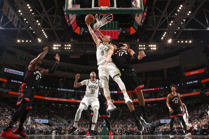 Milwaukee v súboji nezdolaných tímov zvíťazilo nad Torontom, trojkový rekord Thompsona