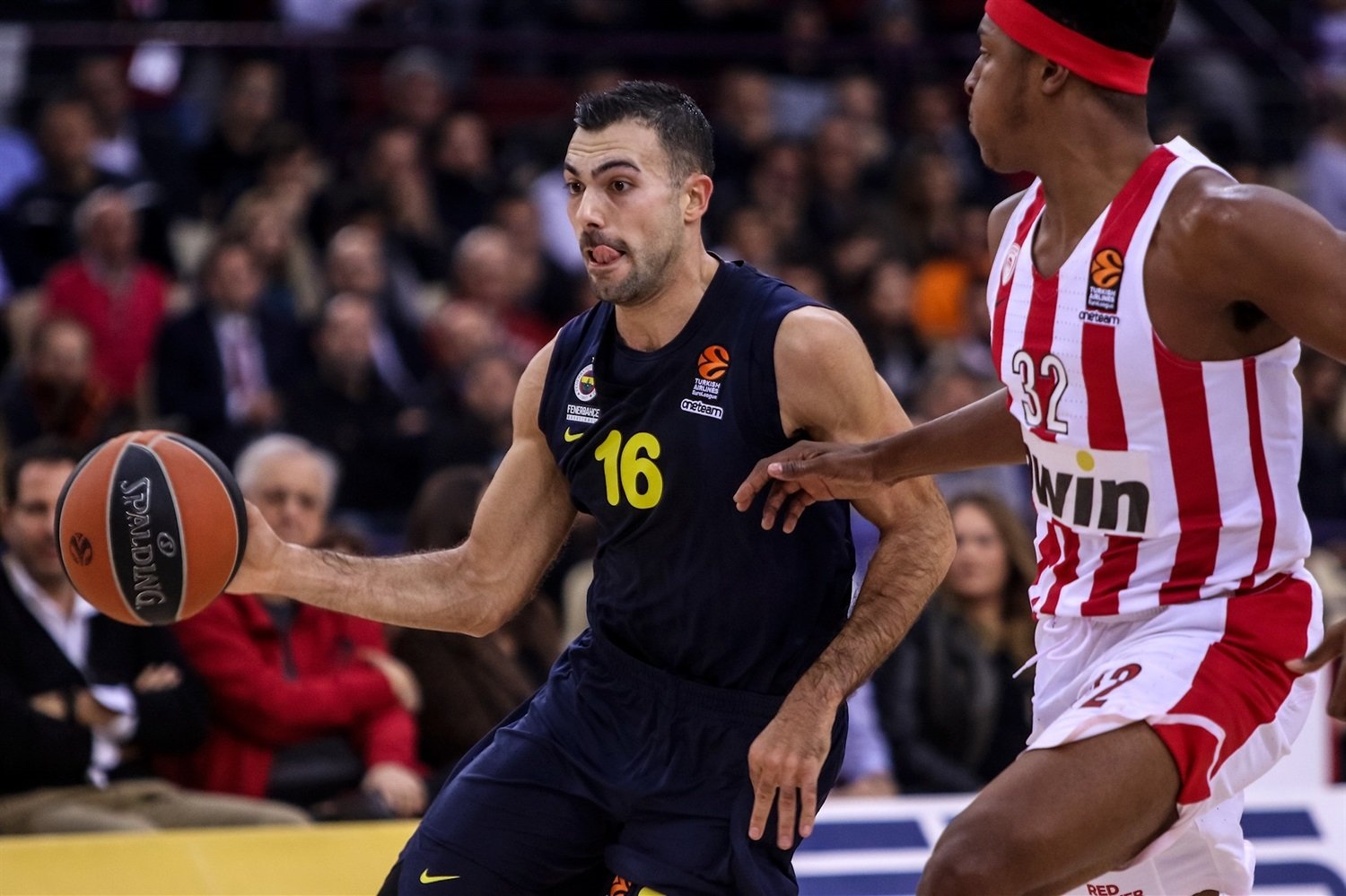 Fenerbahce uspelo na pôde gréckeho Olympiakosu o jediný bod