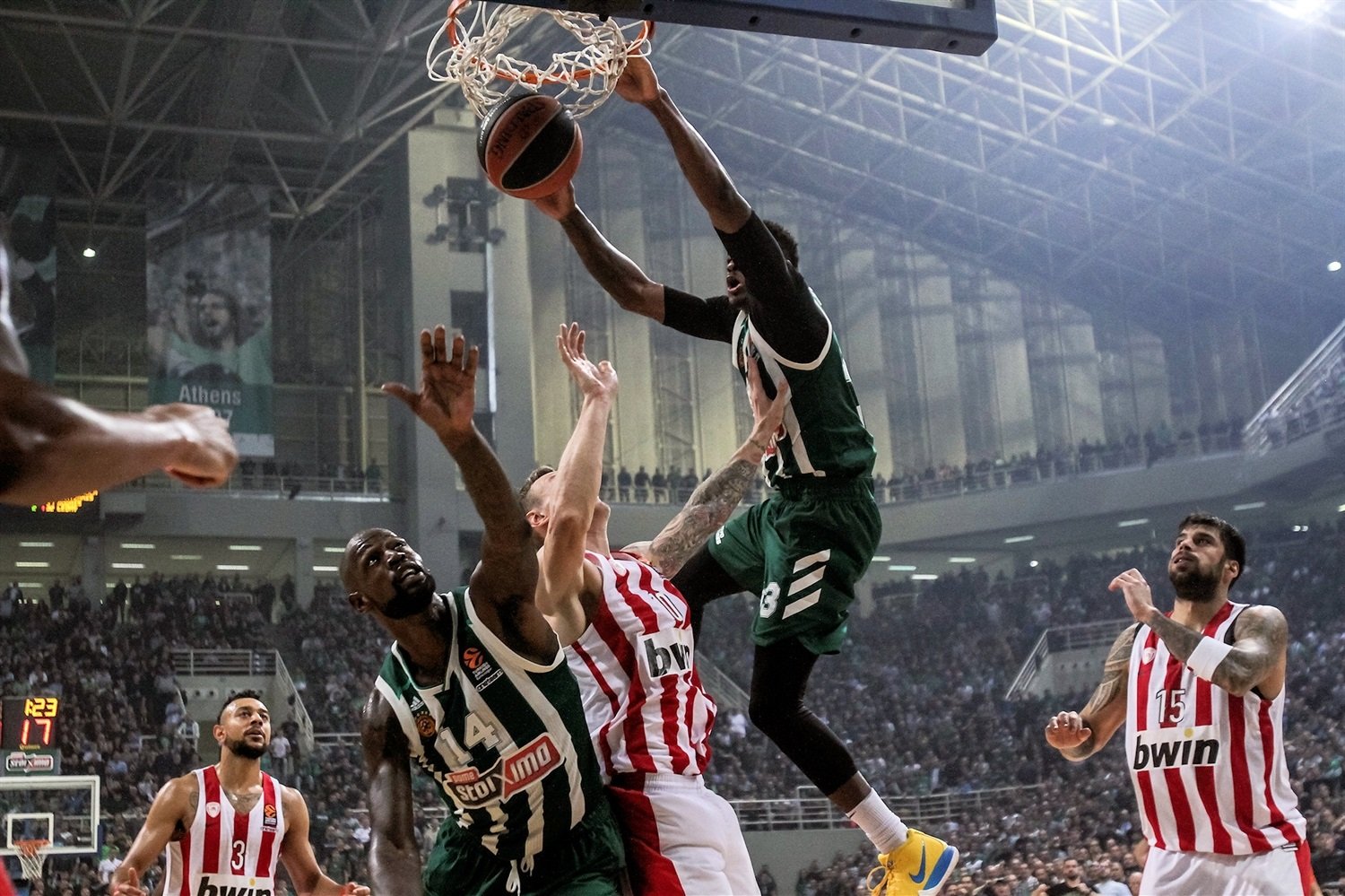 Komentátor nazval Antetokounmpa opicou, vyšetruje ho prokuratúra