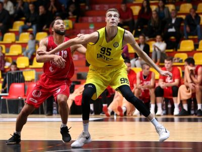 ONLINE: Komárno hostí lídra, na majstra si brúsi zuby Svit