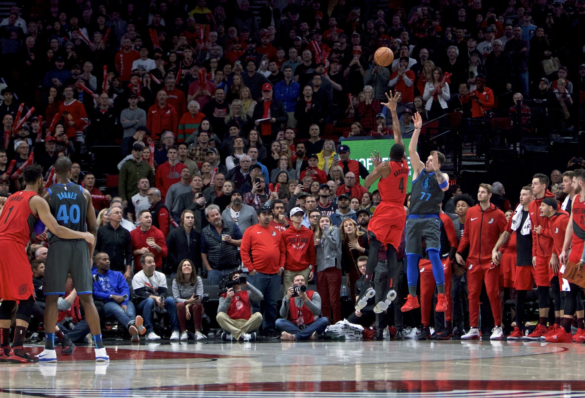 VIDEO: Dončič s Currym premenili skvelé strely v posledných sekundách