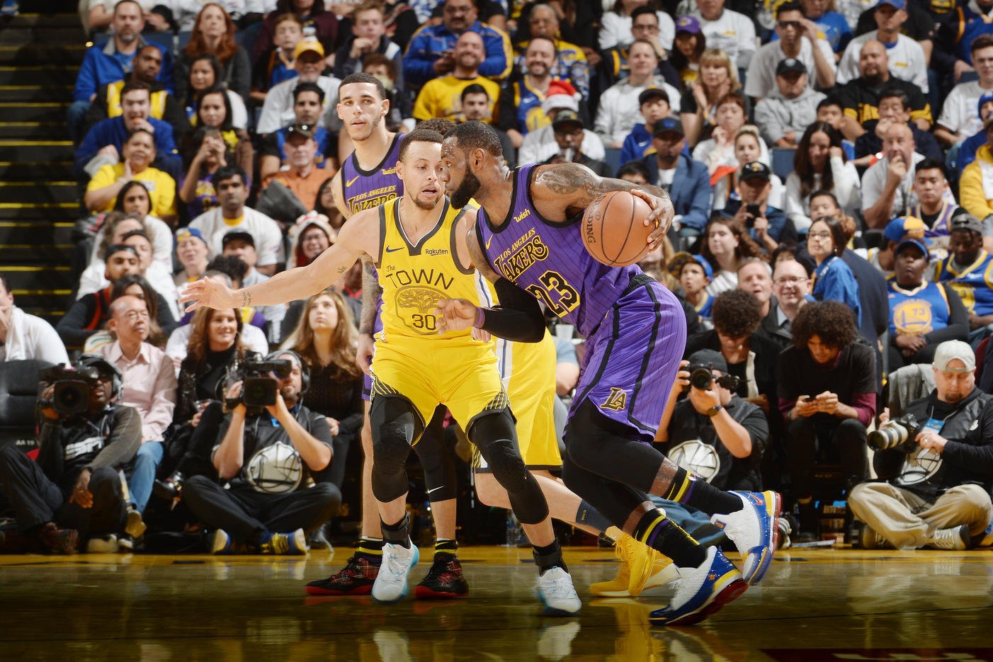 VIDEO: Suverénny triumf LA Lakers na palubovke Golden State, ale aj zranenie LeBrona Jamesa