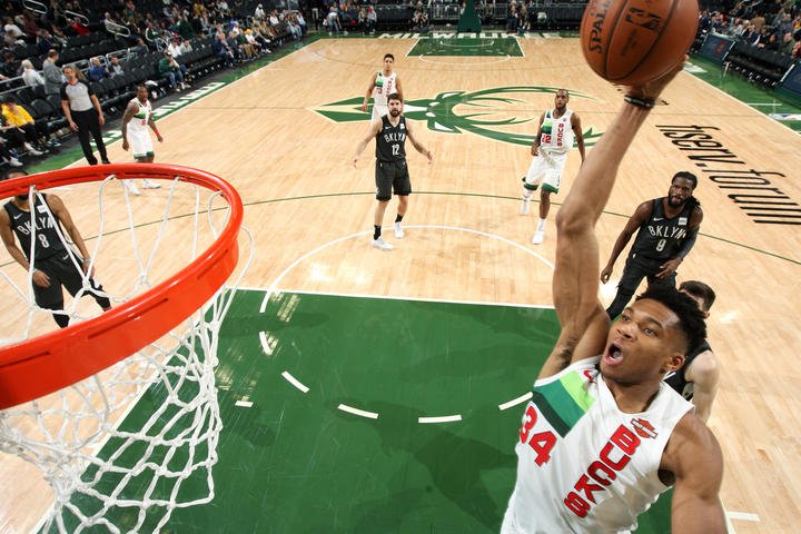 VIDEO: Antetokunmpo predviedol tretí triple-double v sezóne a potiahol Milwaukee za 25. víťazstvom