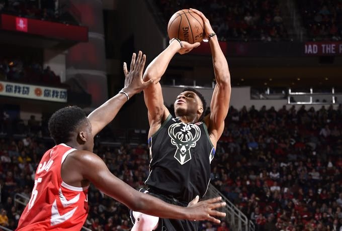 VIDEO: Milwaukee víťazne v Houstone, Antetokunmpa nezaujímajú reči o MVP, iba víťazstvá