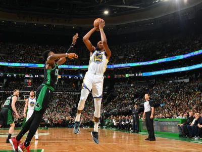 VIDEO: Golden State víťazne na palubovke Bostonu