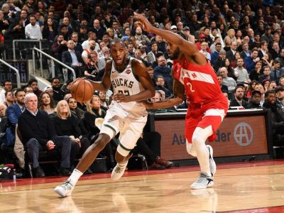 VIDEO: Súboj o líderskú pozíciu pre Milwaukee, 24-bodový LeBron James